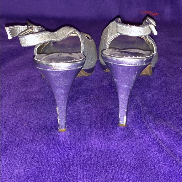 Silver Heels - Picture 3 of 4